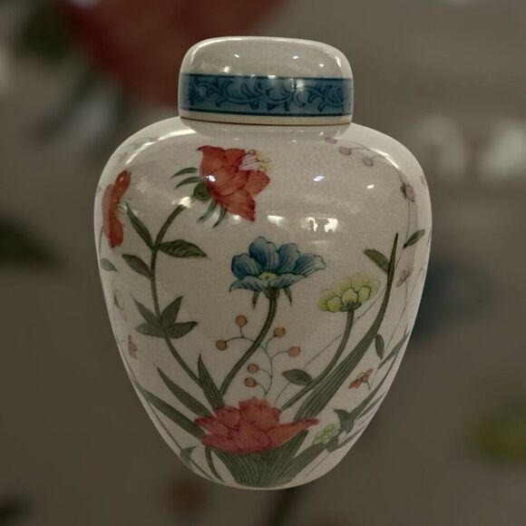 Andrea by Sadek  Ginger Jar Hand Painted 6610 Fleurs de Chantilly Japan w/Lid - Picture 1 of 6